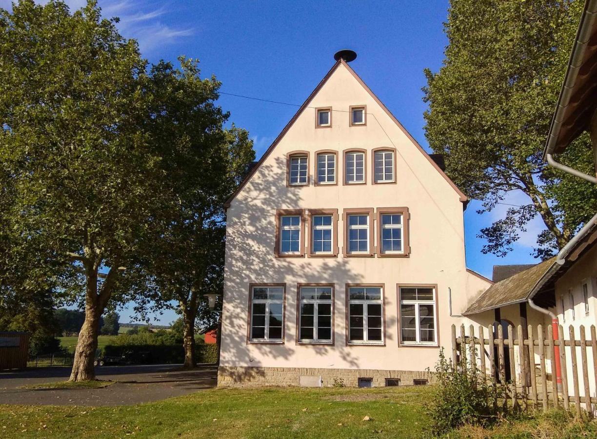 Alte Schule Gaestehaus - Fraeulein Apartment Битбург Экстерьер фото
