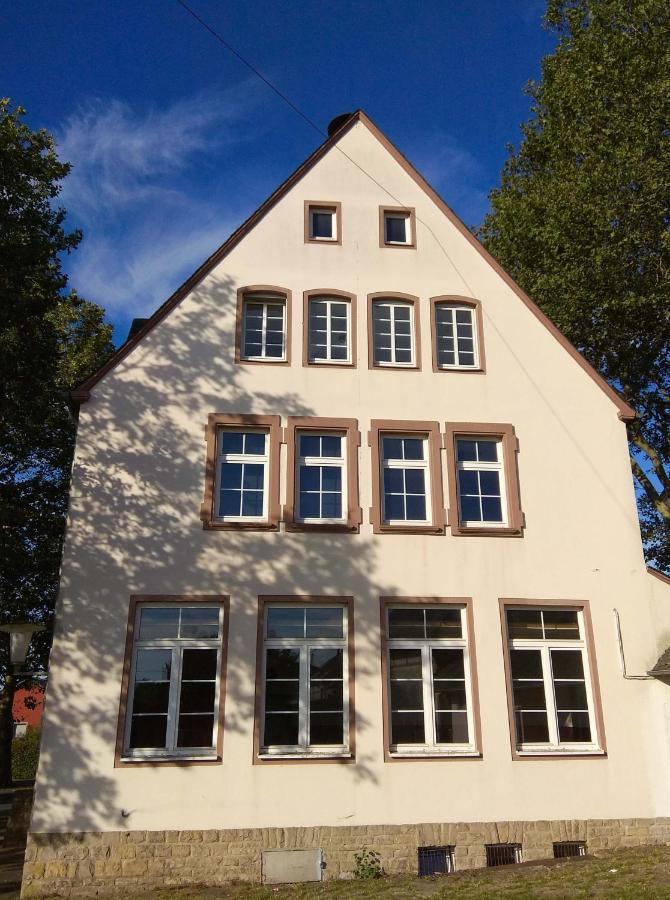 Alte Schule Gaestehaus - Fraeulein Apartment Битбург Экстерьер фото